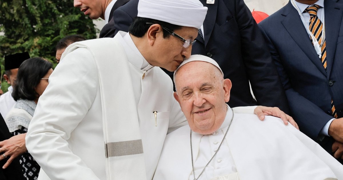 FOTO: Mengenang Ciuman Penuh Haru Paus Fransiskus dan Imam Besar Masjid Istiqlal yang Jadi Sorotan Dunia