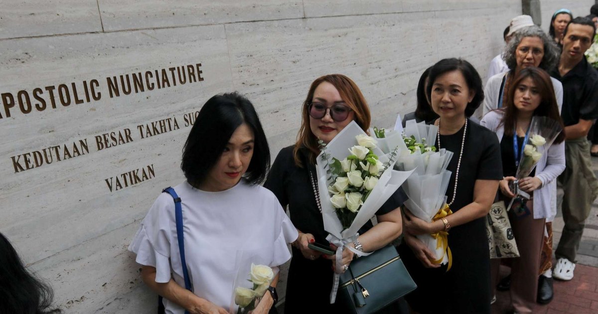 FOTO: Antusiasme Umat Katolik Berdoa untuk Paus Fransiskus di Kedubes Vatikan Jakarta