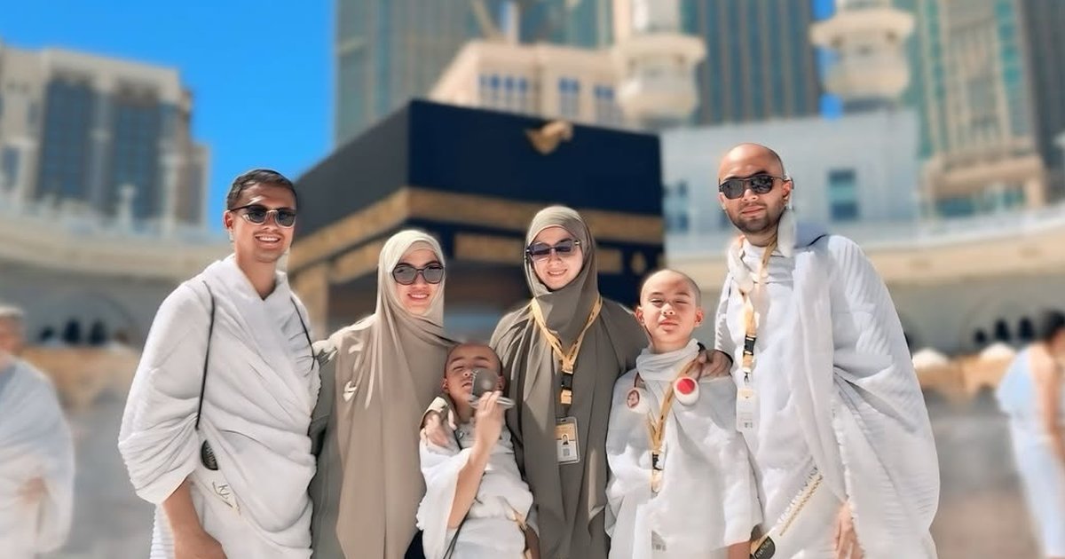 7 Potret Kekompakan Revalina S. Temat dan Keluarga Saat Umrah ke Tanah Suci, Suami dan Anak-Anak Kompak Botak