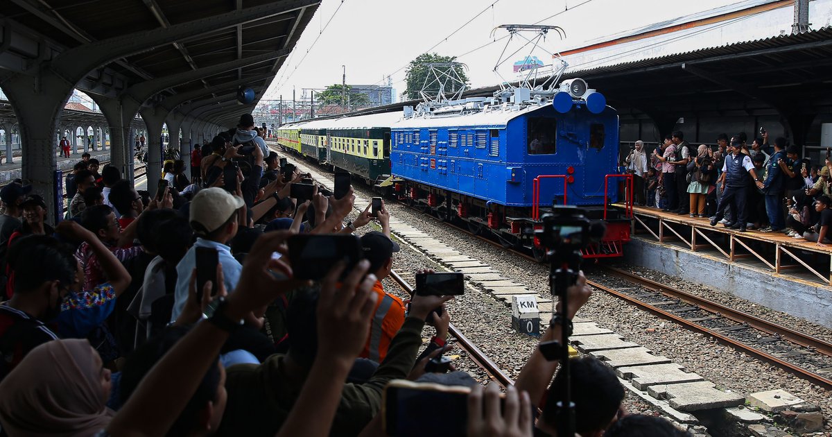 FOTO: Penampakan Kereta Listrik Pertama RI Ramaikan Parade 100 Tahun Operasional KRL di Indonesia