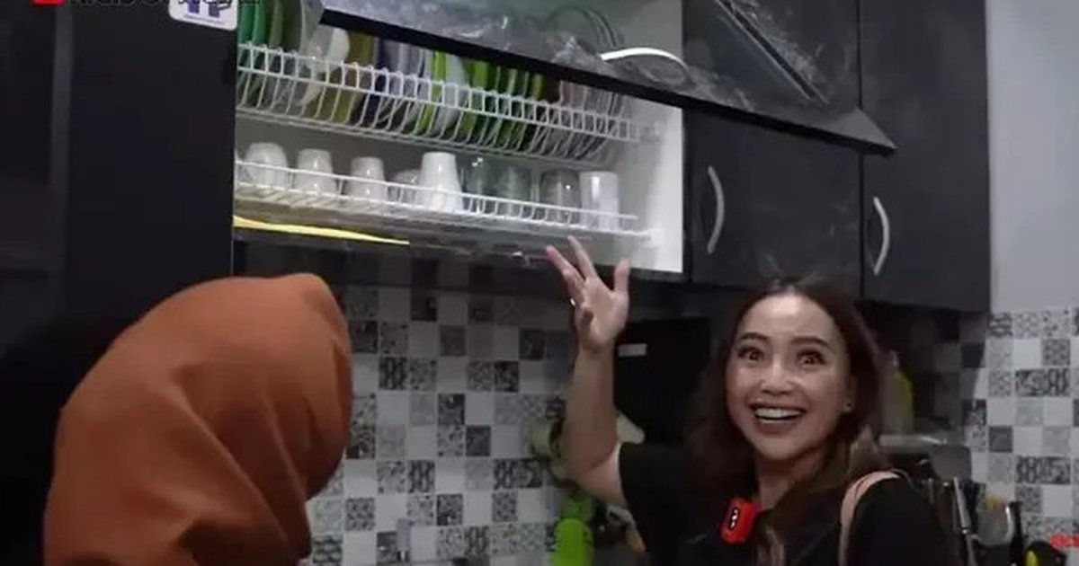 Dapur Minimalis Mpok Alpa Menampilkan Desain Monokrom yang Simpel dan Elegan