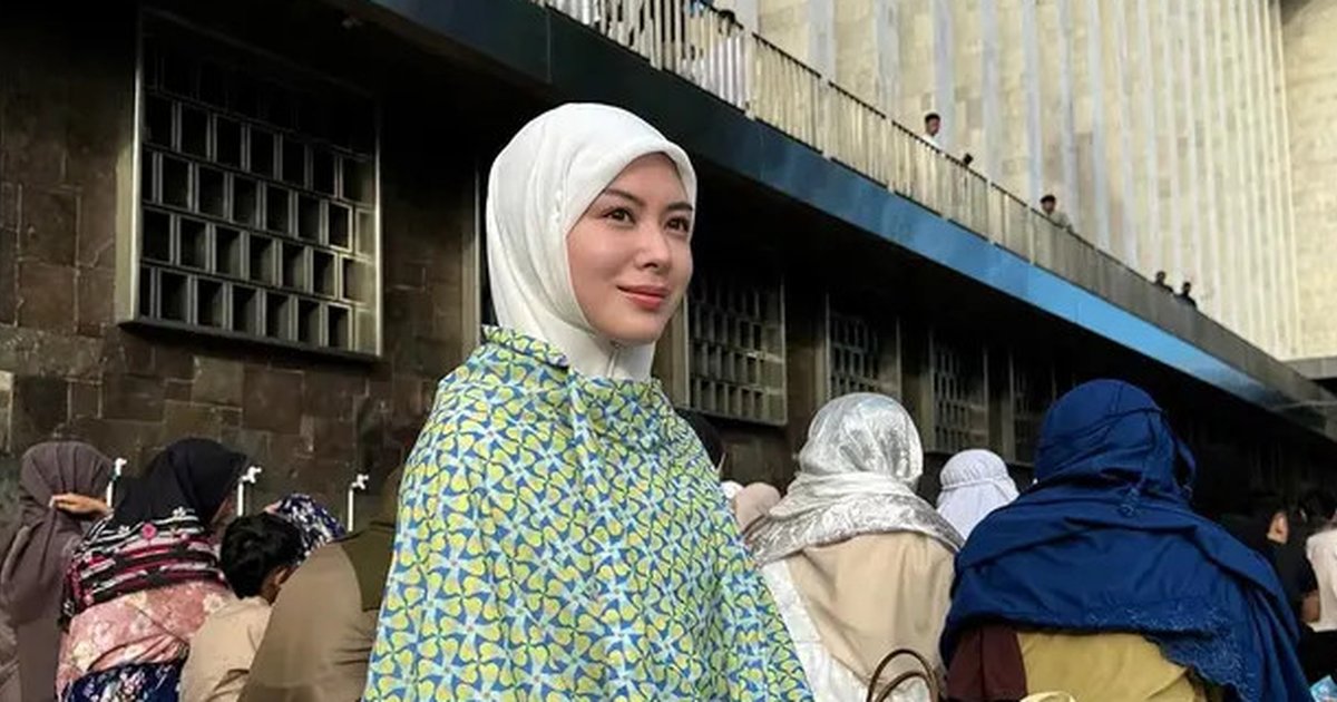 6 Potret Cantik Anggun Ayana Moon Nikmati Momen Lebaran, Salat Id di Istiqlal dan Open House di Malaysia