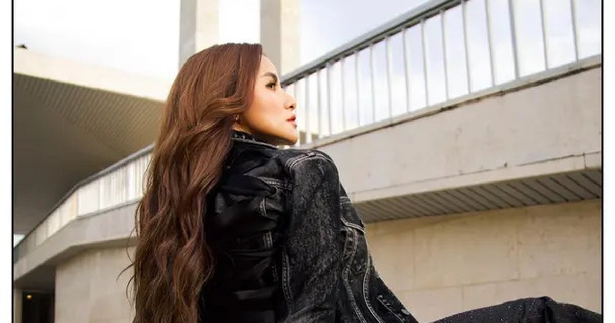 Pesona Olla Ramlan: 5 Tampilan Rambut Panjang Bergelombang yang Memukau & Inspiratif!