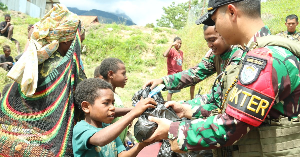 TNI Gelar Pengobatan Gratis dan Bagi Makanan Bergizi di Puncak Jaya ...