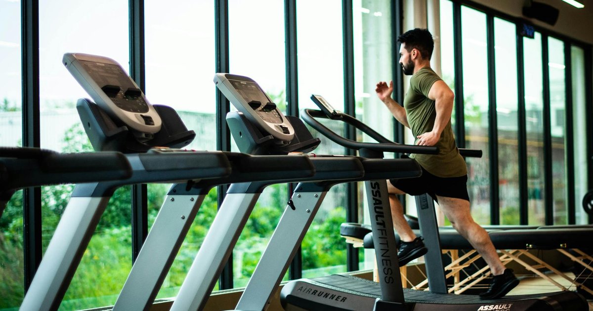 Treadmill vs. Sepeda Statis: Mana yang Lebih Ampuh untuk Turun Berat Badan & Jaga Kesehatan Jantung?