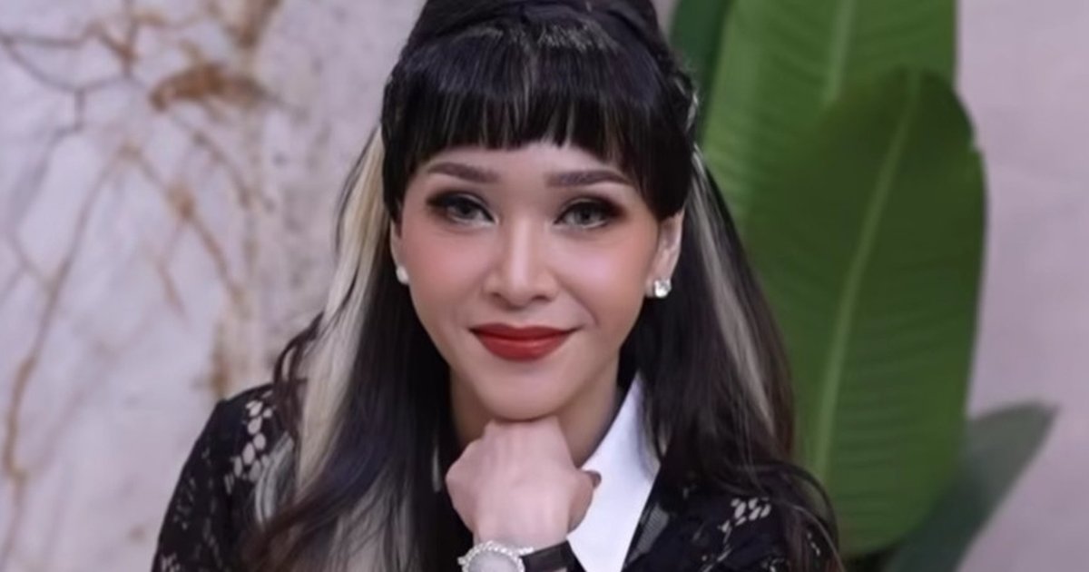 Tampil Memukau dengan Gaun Brokat Hitam: Inspirasi Gaya Elegan ala Maia Estianty!