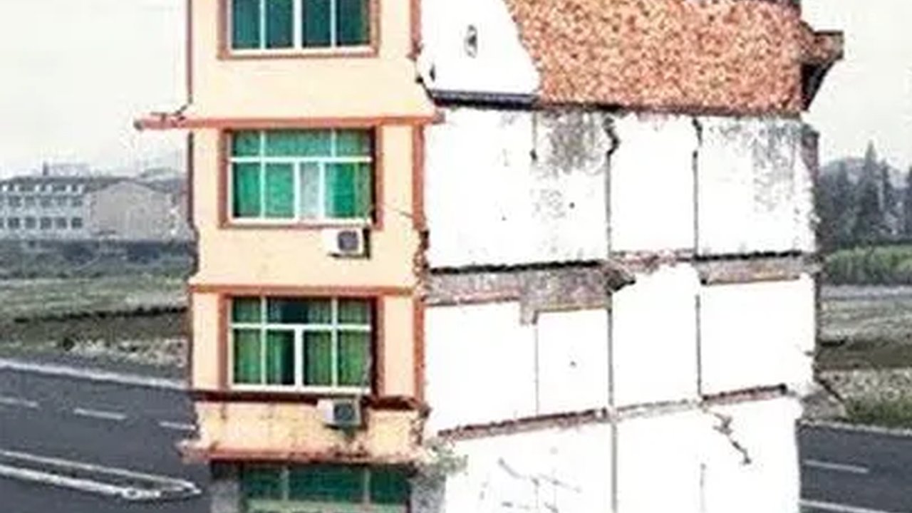 Fenomena Rumah Paku di Cina: Enggan Dipindahkan Pilih Bertahan di Tengah Jalan