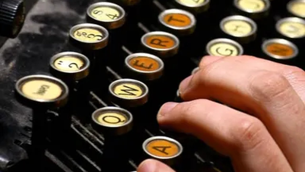Keyboard QWERTY: Paling Populer Tapi Bukan Si Paling Efisien?