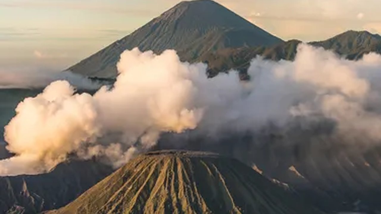Semeru: Awal Kisah Gunung Para Dewa dan Tertinggi di Pulau Jawa