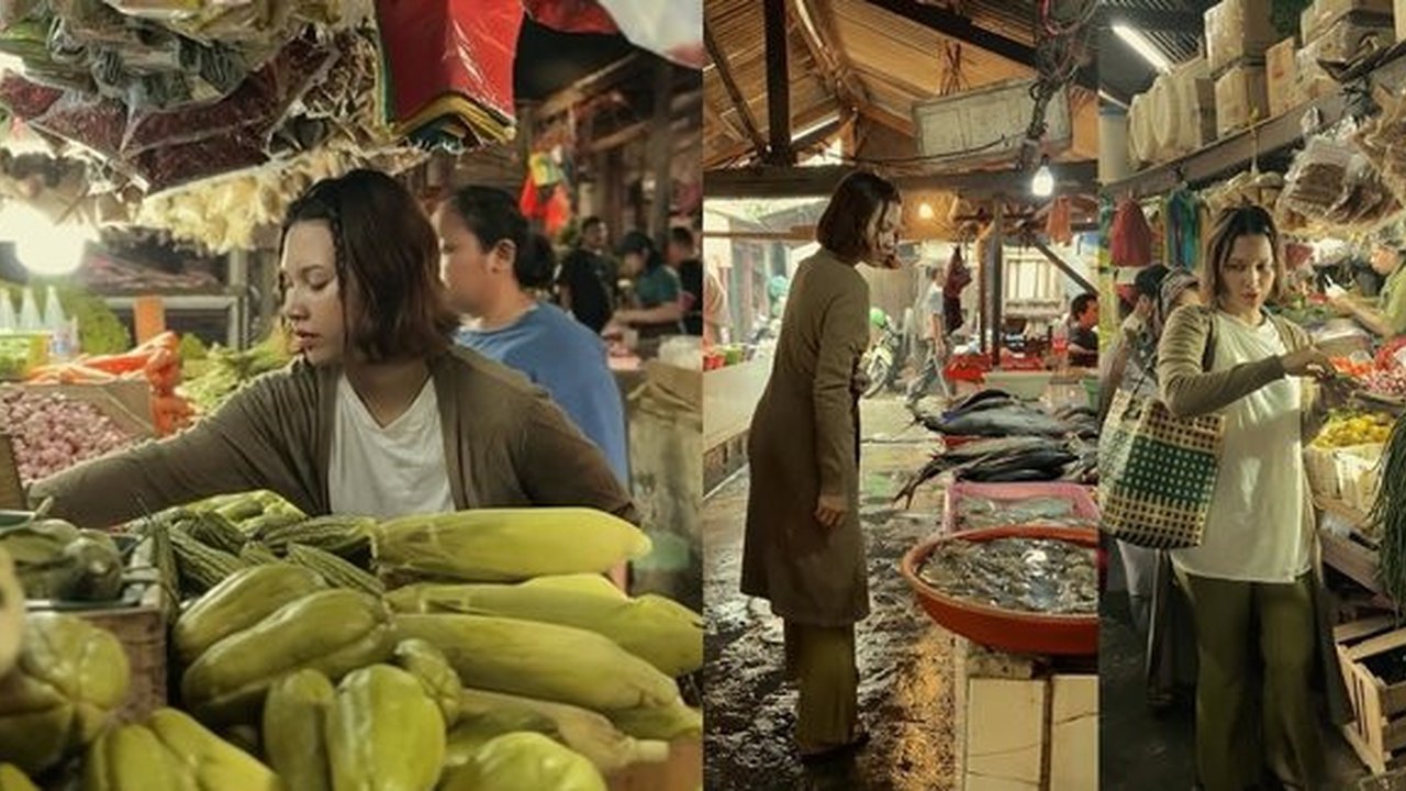 8 Potret Potret Indah Permatasari Belanja di Pasar Tradisional, Santai Meski Jalanan Becek
