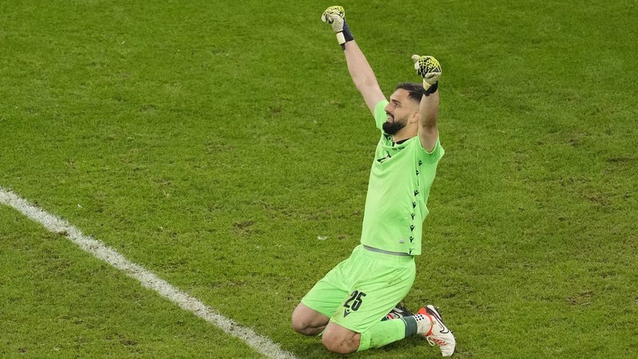 Fans Liverpool Harap Sabar, Transfer Kiper Valencia Rupanya Berjalan Rumit