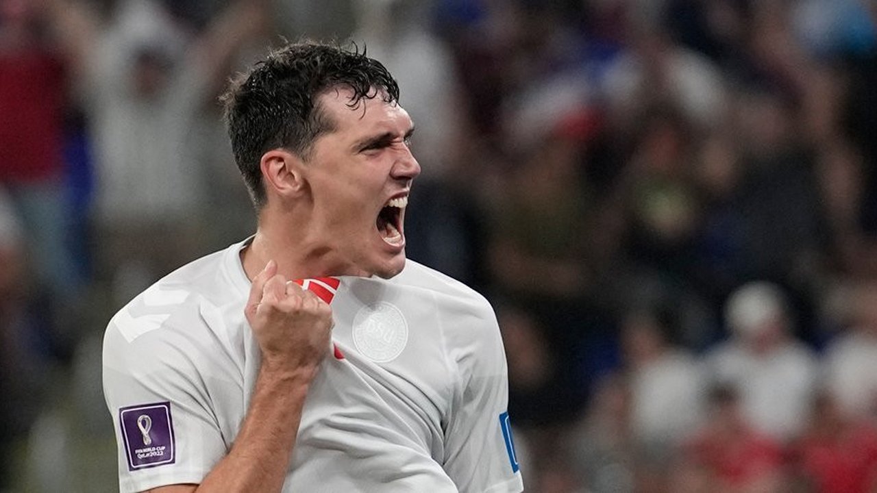 Marc Guehi Susah, Newcastle Coba Alihkan Bidikan ke Bek Barcelona