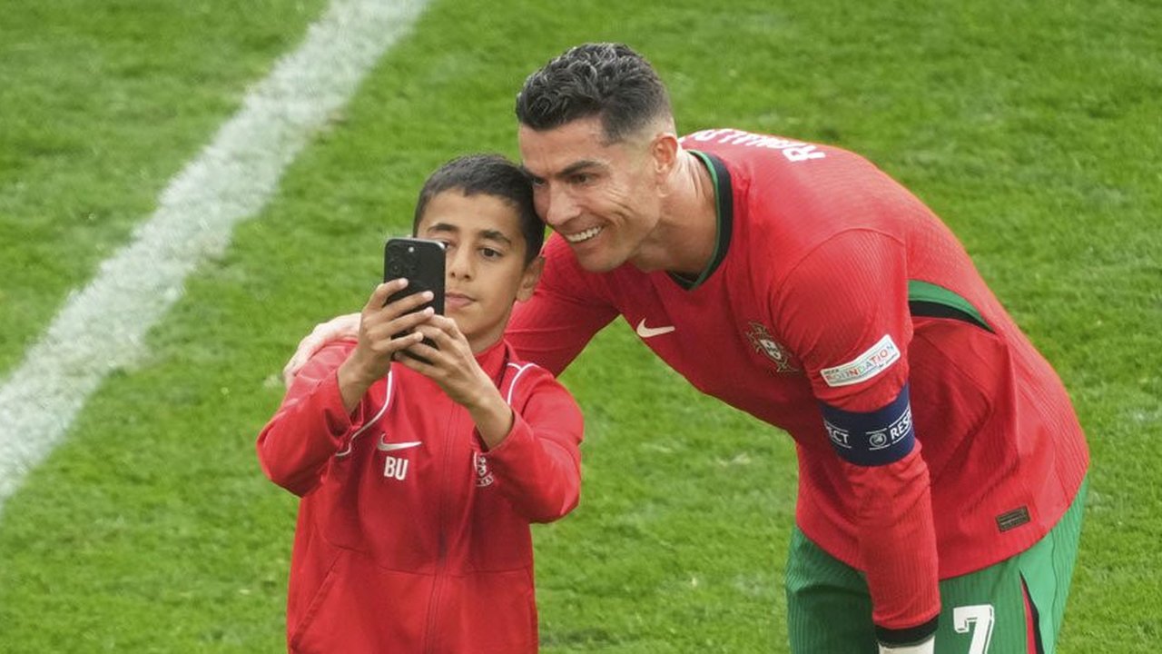 Bikin Channel YouTube Baru, Cristiano Ronaldo Pajang Trofi 'Piala Dunia'