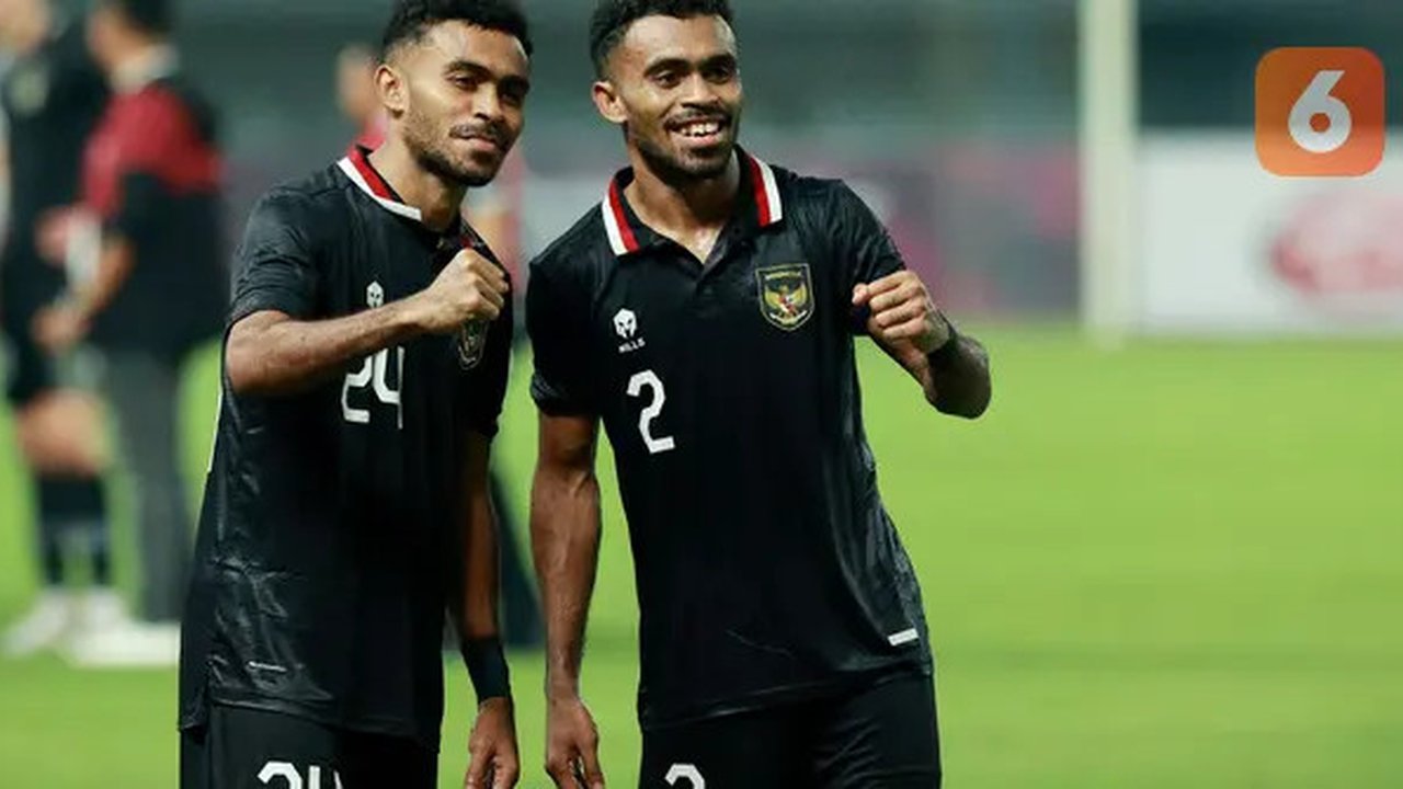 Pemain Timnas Indonesia, Yance Sayuri (kiri) dan Yakob Sayuri berfoto bersama setelah melawan Burundi pada pertandingan kedua FIFA Matchday di Stadion Patriot Candrabhaga, Bekasi, Selasa (