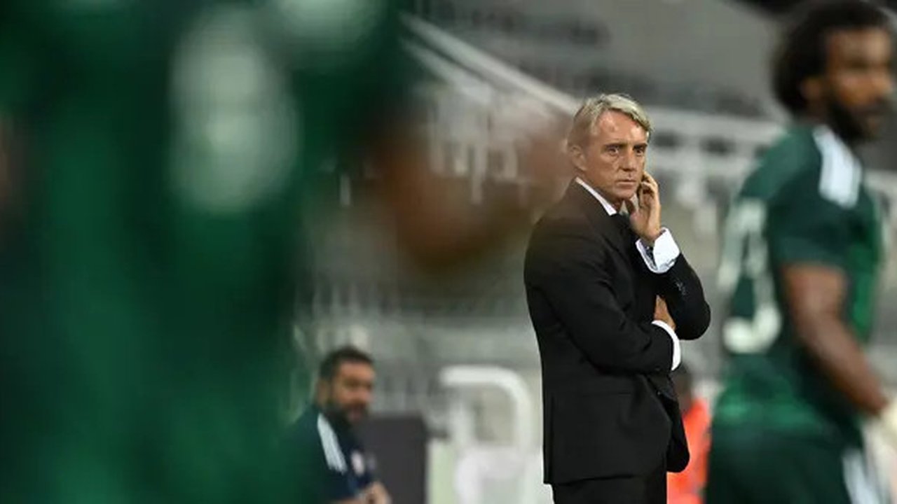 Roberto Mancini (tengah), menjalani tugas perdananya sebagai pelatih Timnas Arab Saudi dalam laga uji coba melawan Timnas Kosta Rika yang berlangsung di St James Park, Inggris, Sabtu (9/9/202
