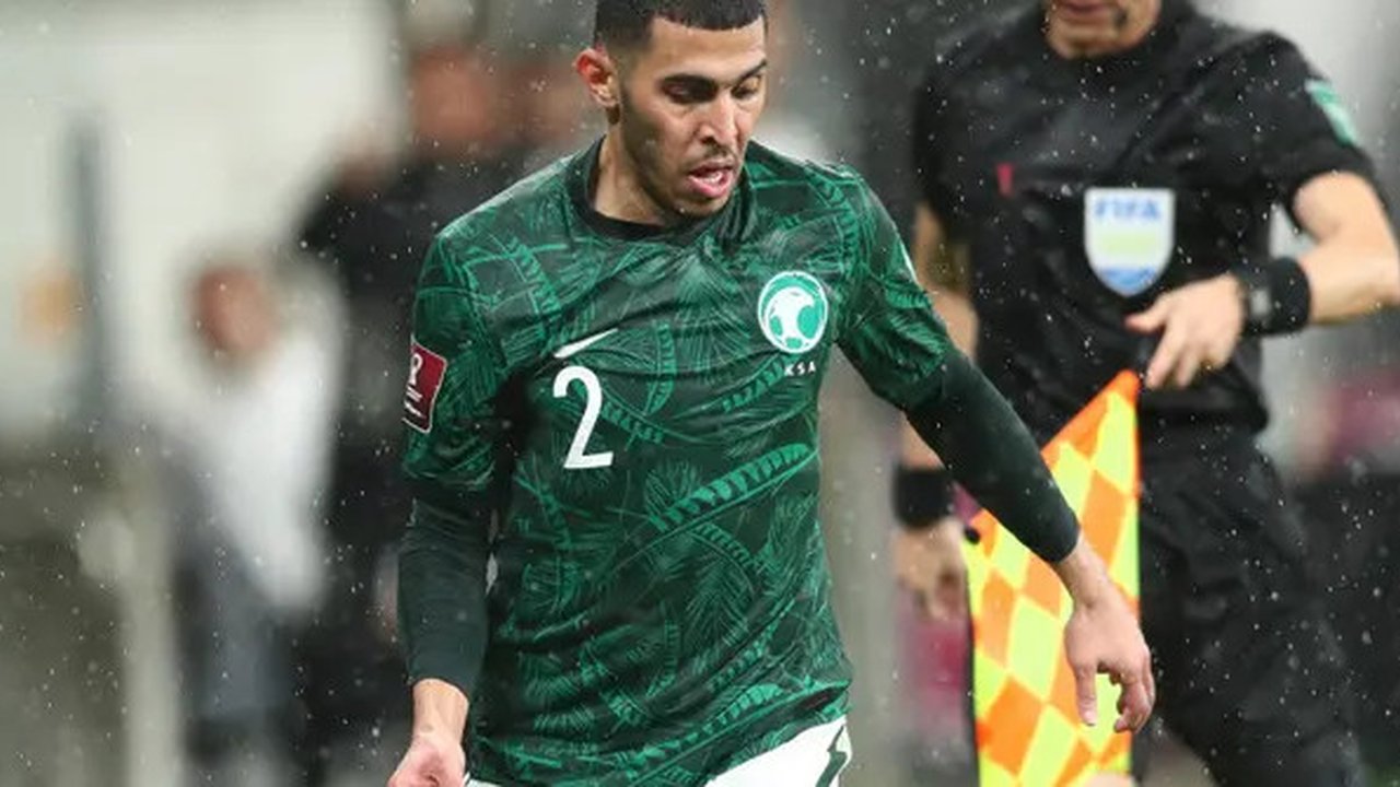 Sultan Al-Ghannam saat memperkuat Timnas Arab Saudi. (X)