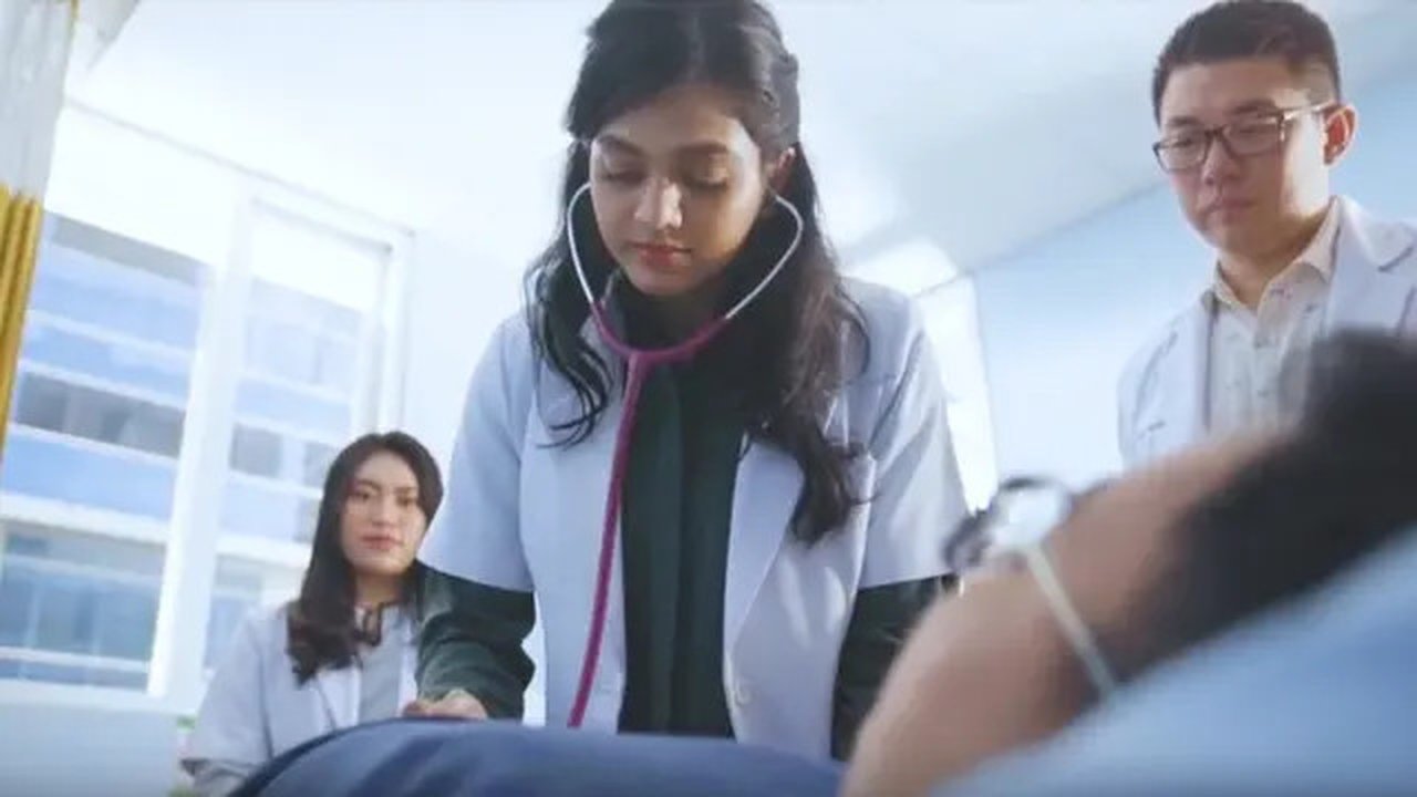 Jesryn Dhillon, seorang mahasiswa kedokteran yang sedang koas menceritakan kisahnya menangani beragam pasien.