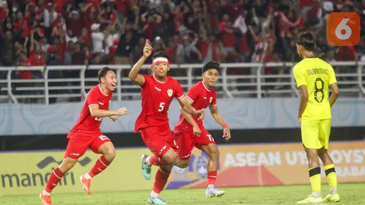Bek Timnas Indonesia U-19, Alfharezzi Buffon, memakai pelindung kepala setelah mengalami cedera saat bersua Malaysia di Stadion Gelora Bung Tomo, Surabaya, Sabtu (27/7/2024). (Bola.com/Aditya