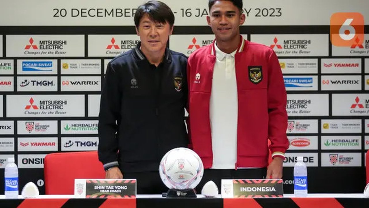 Pelatih Timnas Indonesia, Shin Tae-yong (kiri) dan pemainnya, Marselino Ferdinan berfoto bersama saat konferensi pers mengelang laga semifinal Piala AFF 2022 antara Timnas Indonesia melawa