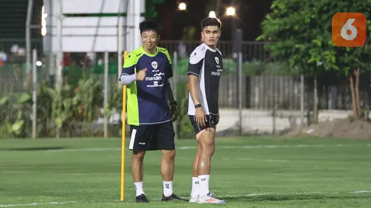 Pemain Timnas Indonesia, Ramadhan Sananta (kanan) bersama asisten pelatih, Yeom Ki-hun mengikuti sesi latihan di Lapangan A, Kompleks Gelora Bung Karno, Senayan, Jakarta, Sabtu (31/8/2024)