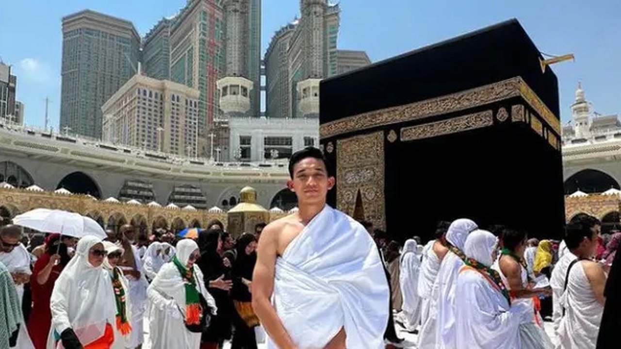 Pemain Timnas Indonesia, Rizky Ridho, melakukan umrah di Arab Saudi. (Dok. Instagram/Rizky Ridho)