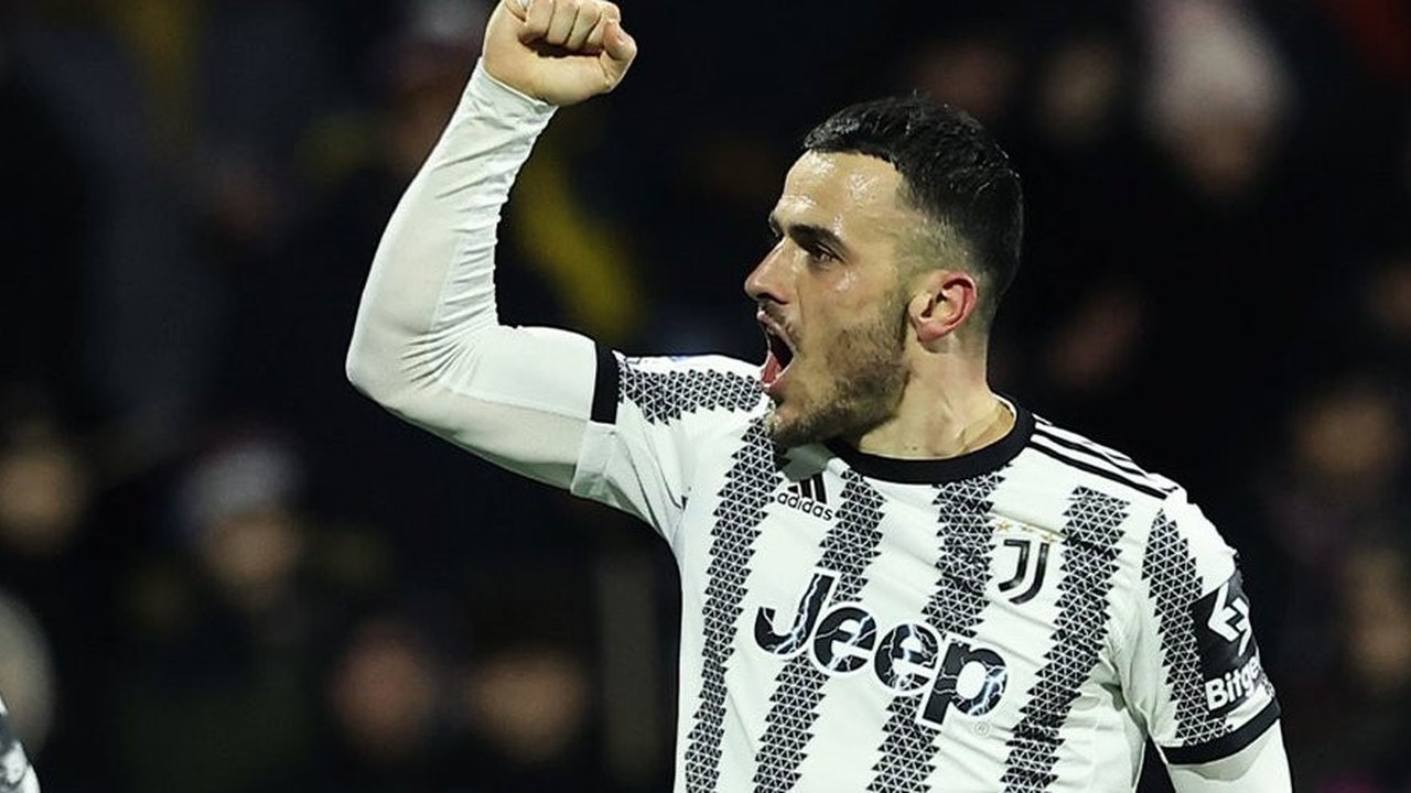 Gak Tertarik Pindah ke Arab Saudi, Filip Kostic Bakal Susul Victor Osimhen di Turki?