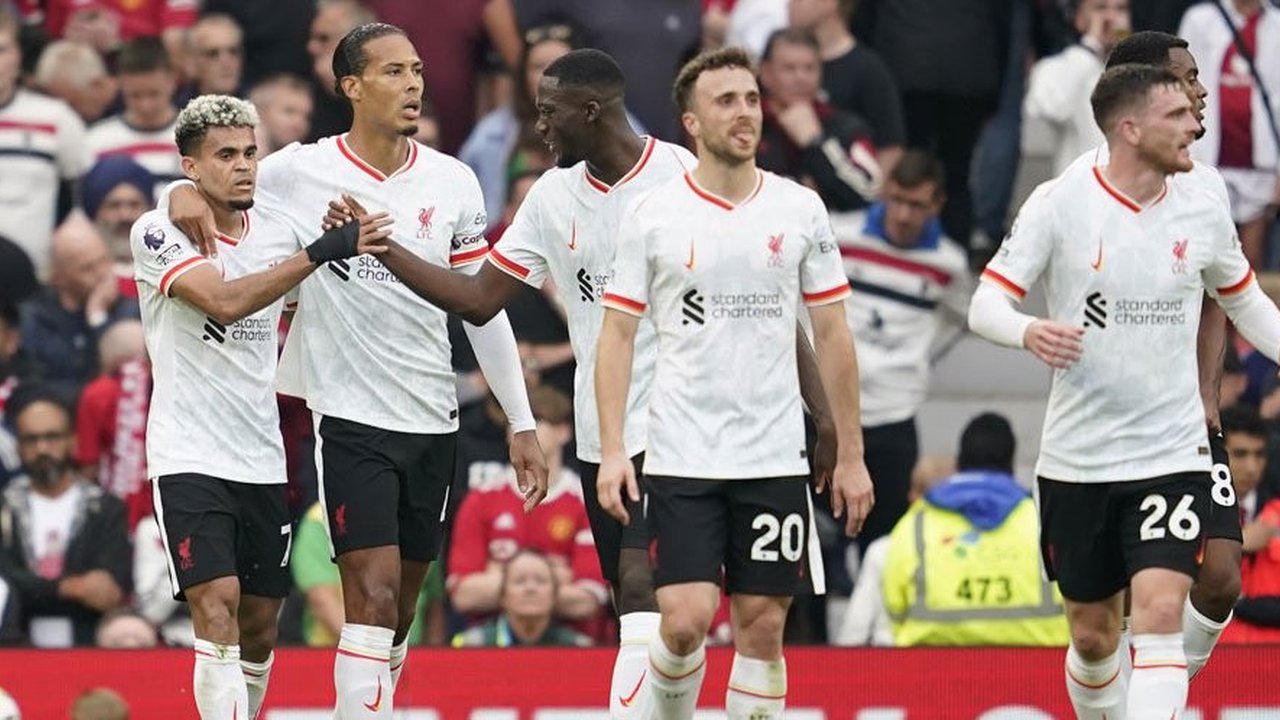 Salah dan Diaz, Penyerang yang Rela Mundur untuk Kemenangan Liverpool
