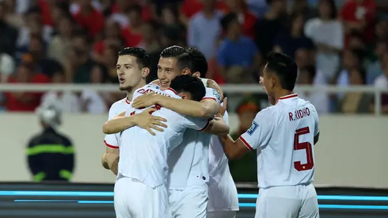 Pemain Timnas Indonesia merayakan gol yang dicetak oleh Jay Idzes (kedua kiri) pada laga Grup F Kualifikasi Piala Dunia 2026 melawan Vietnam di My Dinh Stadium, Vietnam, Selasa (26/03/2024).
