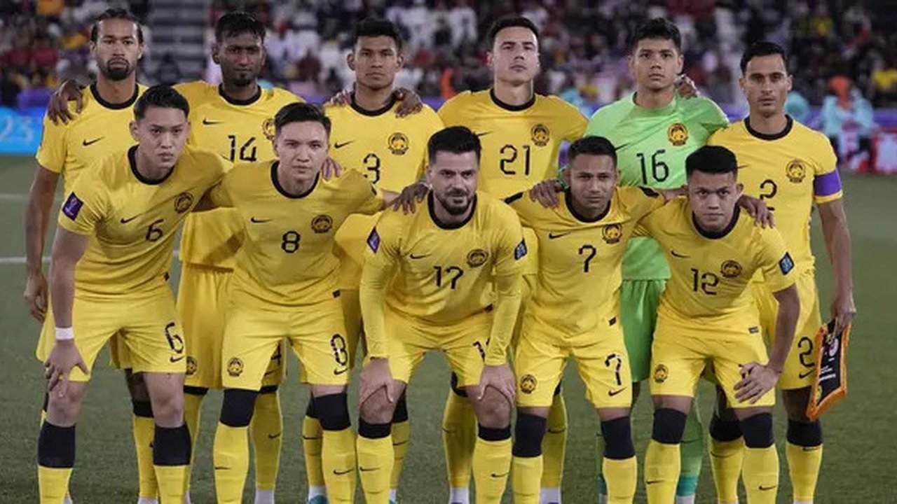 Para pemain starting XI Timnas Malaysia berfoto sebelum dimulainya laga kedua Grup E Piala Asia 2023 menghadapi Bahrain di Jassim bin Hamad Stadium, Al Rayyan, Qatar, Sabtu (20/1/2024) sor