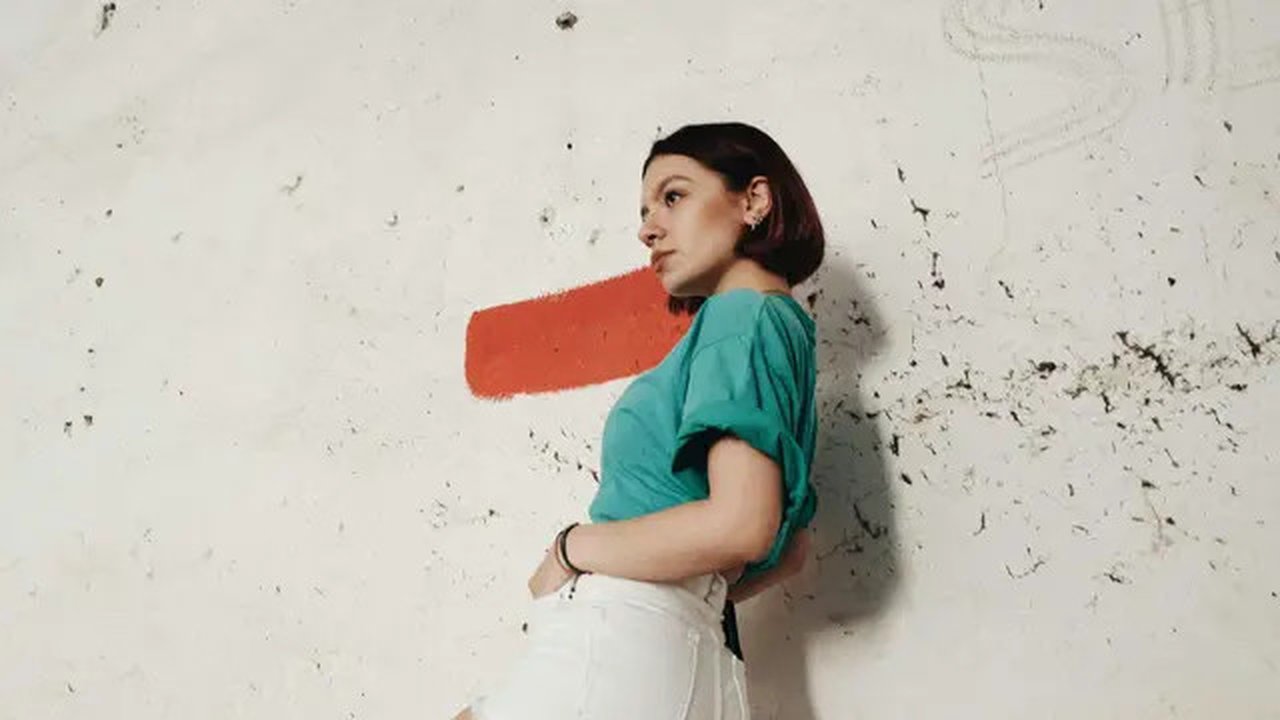 Ilustrasi memakai baju hijau. (Foto oleh armaan baaran : https://www.pexels.com/id-id/foto/wanita-perempuan-kaum-wanita-model-9902968/)
