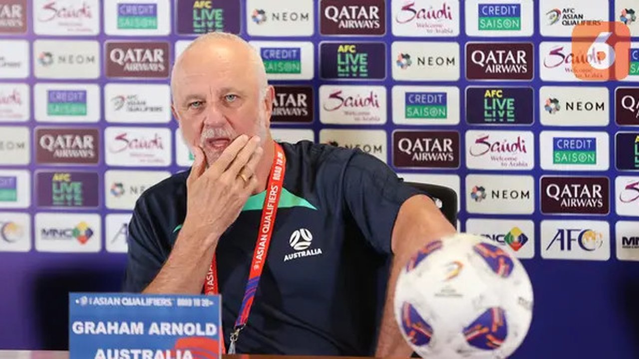 Pelatih kepala Timnas Australia, Graham Arnold menghadiri konferensi pers jelang laga kualifikasi Piala Dunia 2026 menghadapi Indonesia di Ruang Konferensi Pers Stadion Utama Gelora Bung K