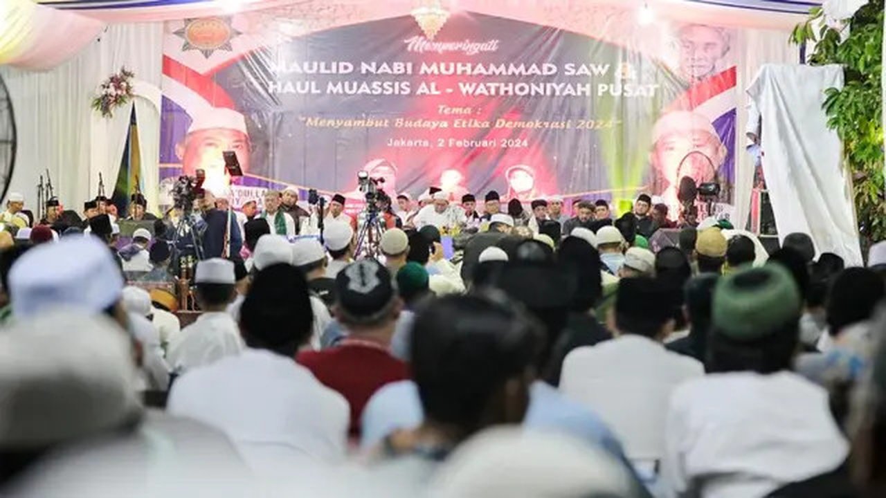 Jemaah mendengarkan Khutbah Jumat di Masjid Agung Al-Azhar, Jakarta, Jumat (20/3/2020). Ibadah Salat Jumat tetap digelar di Masjid Agung Al-Azhar meski ada imbauan Pemerintah untuk meniadakan