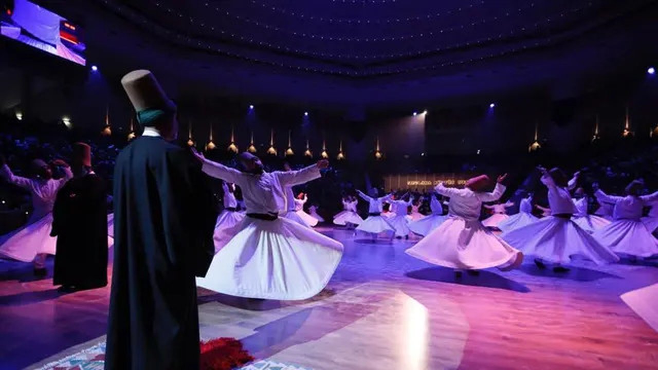 Peringatan wafatnya ulama, penyair dan tokoh sufi ternama, Jalal ad-Din Muhammad Rumi atau yang dikenal di Indonesia dengan nama Jalaluddin Rumi di Kota kelahirannya, Konya, Turki. (F