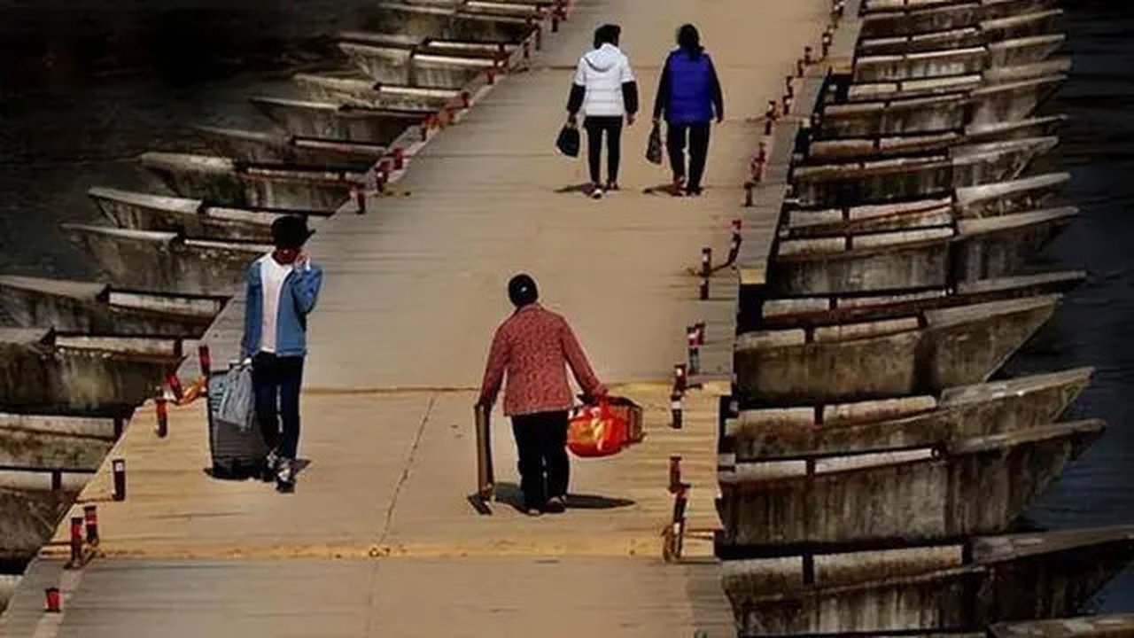 Kisah Pria Jembatan Perahu di Desa Pelosok di China Berujung Dipenjara (Sumber: Oddity Central)