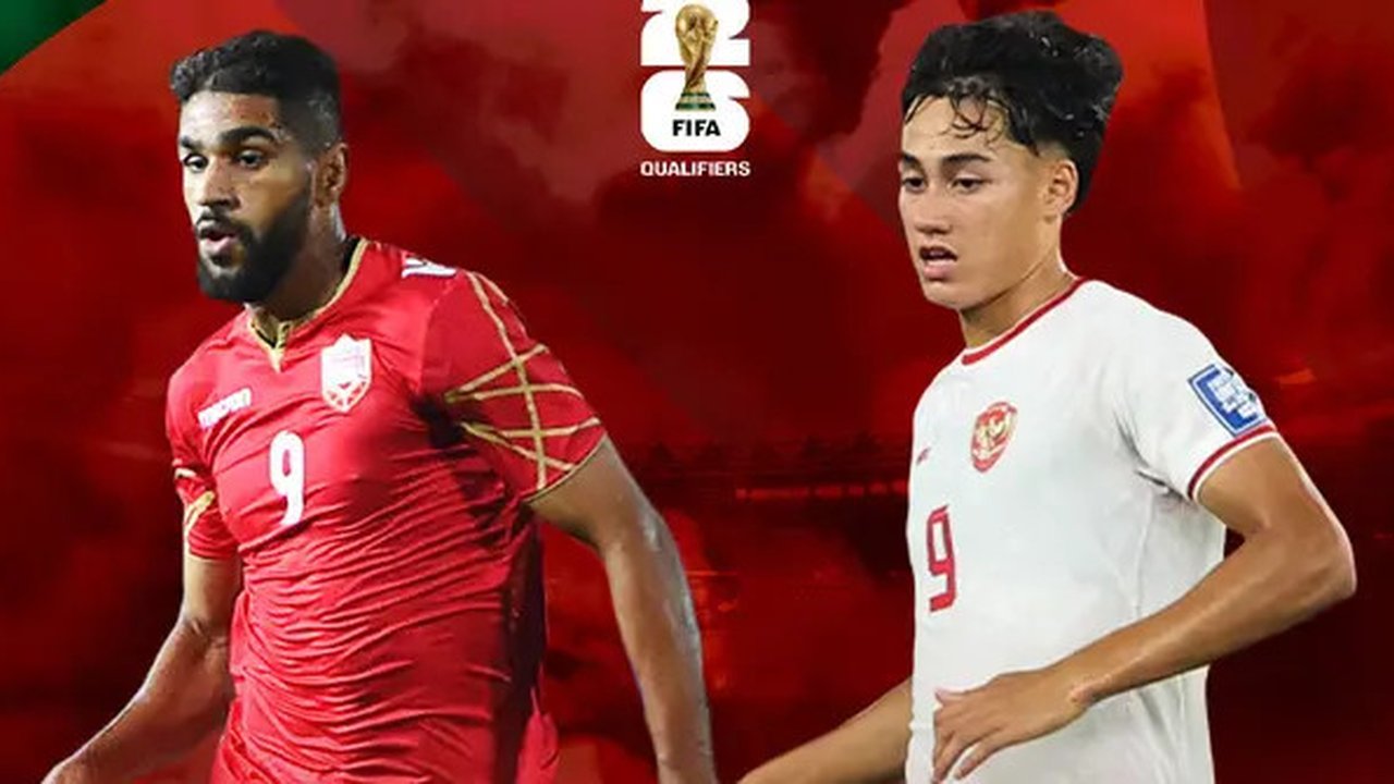 Kualifikasi Piala Dunia 2026 - Bahrain Vs Timnas Indonesia - Abdulla Yusuf Helal Vs Rafael Struick (Bola.com/Adreanus Titus)