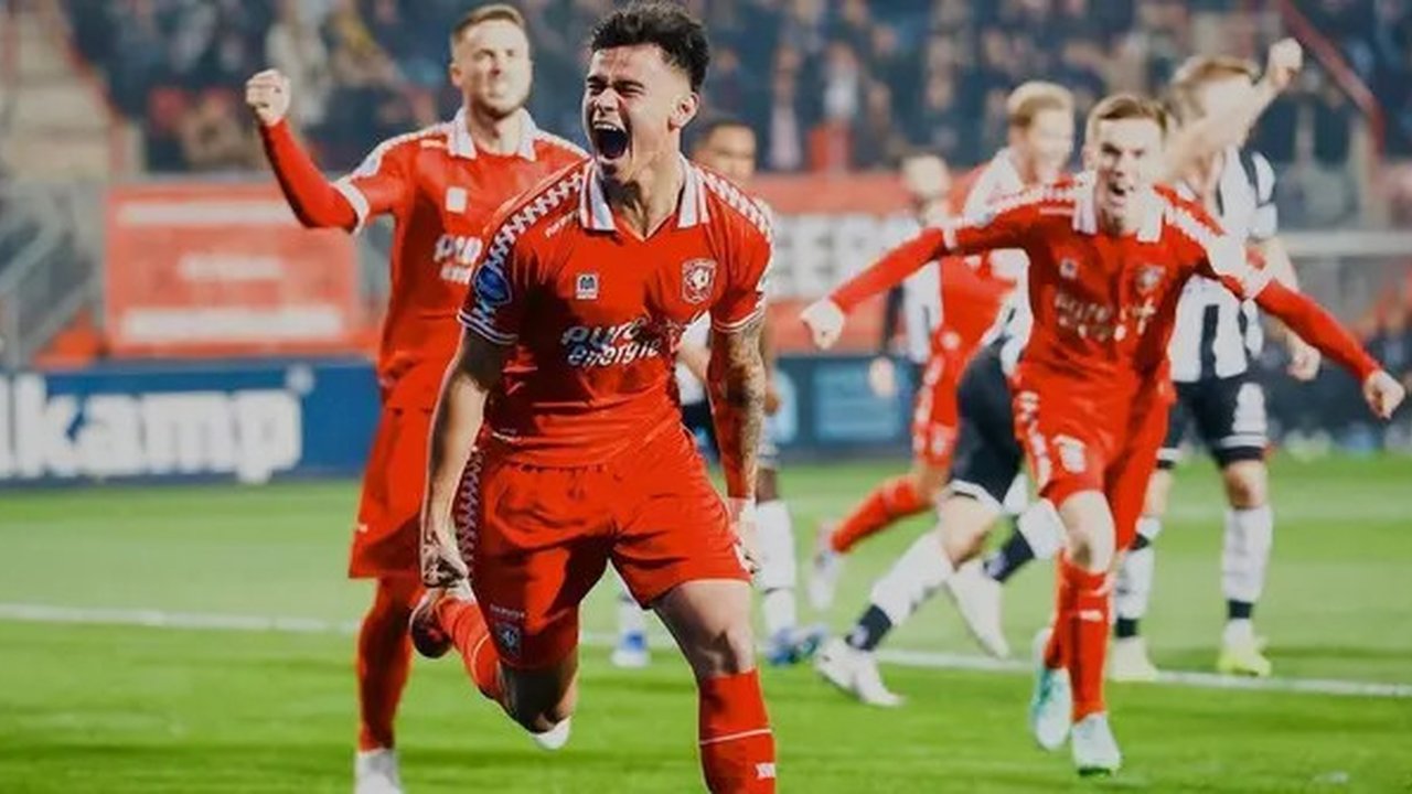 Aksi Mees Hilgers bersama FC Twente. (Instagram/meeshilgerss)