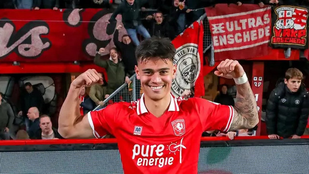 Mees Hilgers. Bek tengah FC Twente berusia 20 tahun ini memiliki darah Indonesia dari sang ibu yang lahir di Manado. Meski lahir di Belanda, belum sekalipun ia bermain di level timnas yunior.
