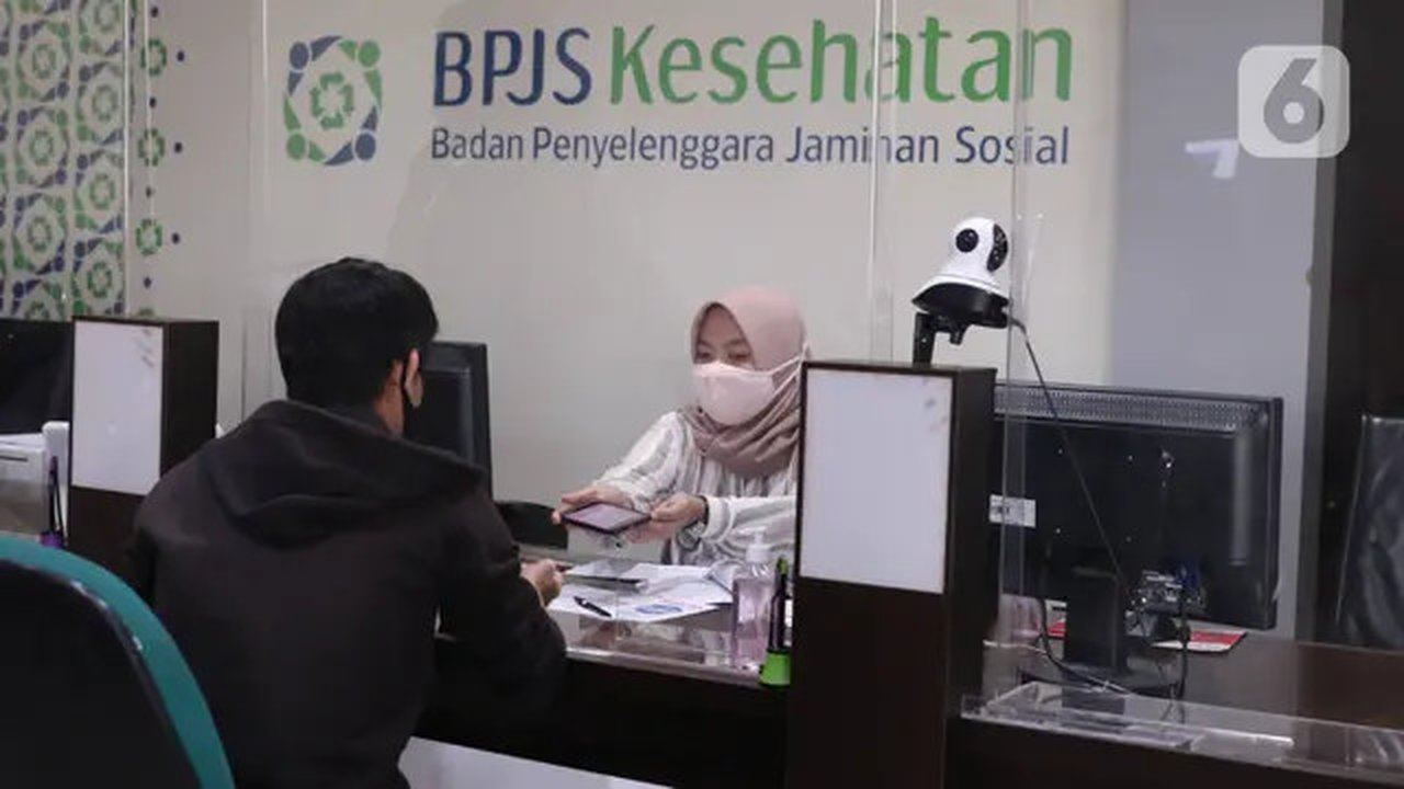 Pegawai melayani peserta BPJS Kesehatan di Kantor Cabang Kota Tangerang, Rabu (7/1/2020). Iuran BPJS Kesehatan resmi naik per hari ini untuk kelas I menjadi sebesar Rp150.000 per orang per bu