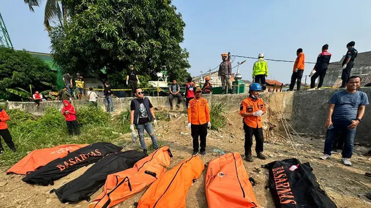 Sebanyak tujuh jenazah ditemukan mengambang di Kali Bekasi, Minggu (22/9/2024). (Foto: Basarnas).