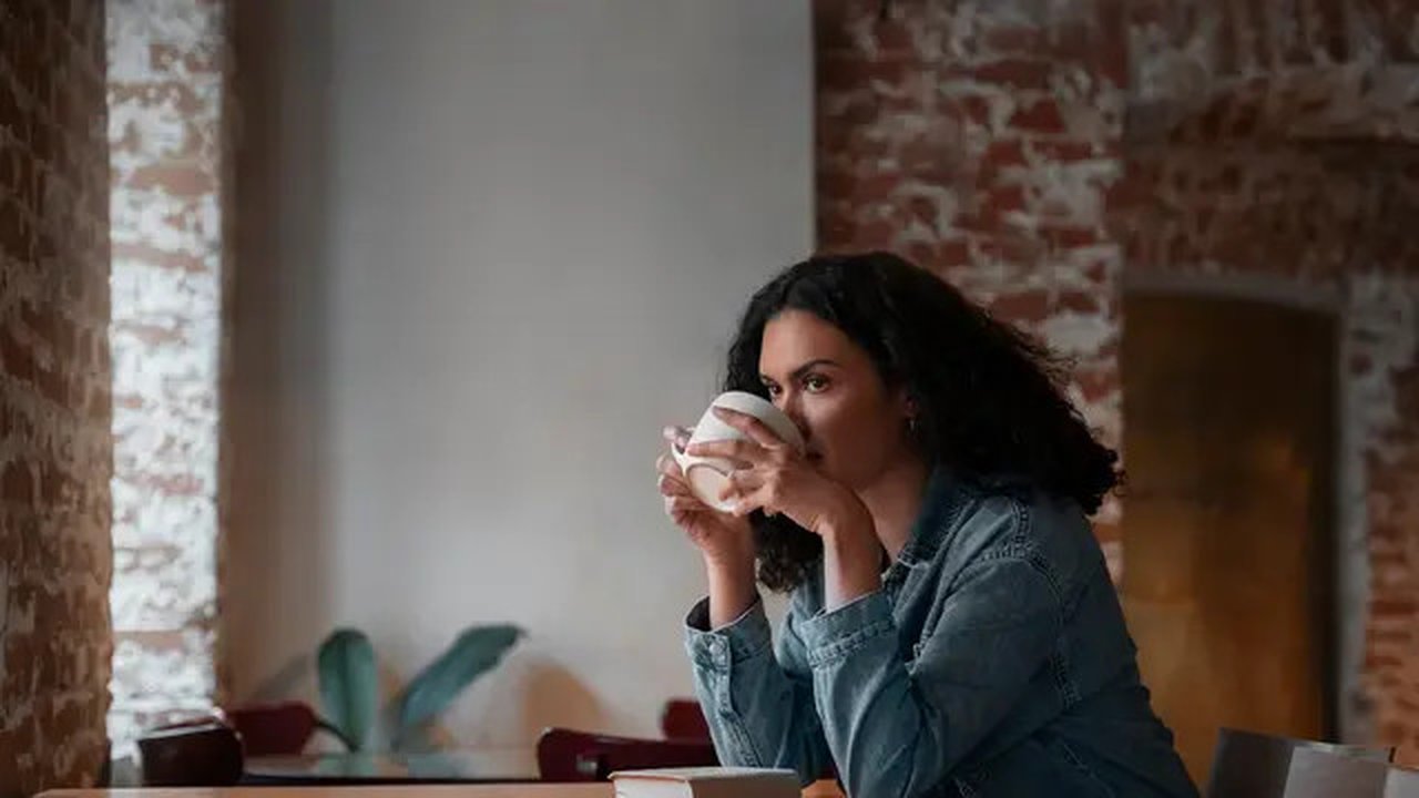 Ilustrasi Wanita Minum Kopi di Cafe / by freepik