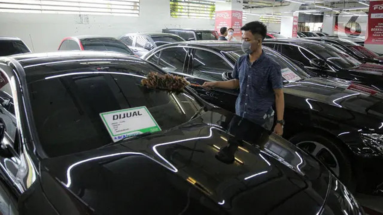 Pekerja membersihkan mobil yang dijual di Showroom Belanja Mobil, Jakarta, Senin (6/2/2023). Guna menghadirkan kebutuhan mobil bekas untuk masyarakat Indonesia saat ini, sejumlah showroom mob