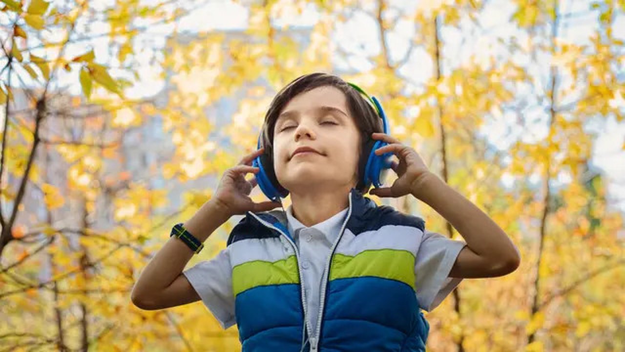 Ilustrasi anak mendengarkan musik. (Sumber foto: Pexels.com)