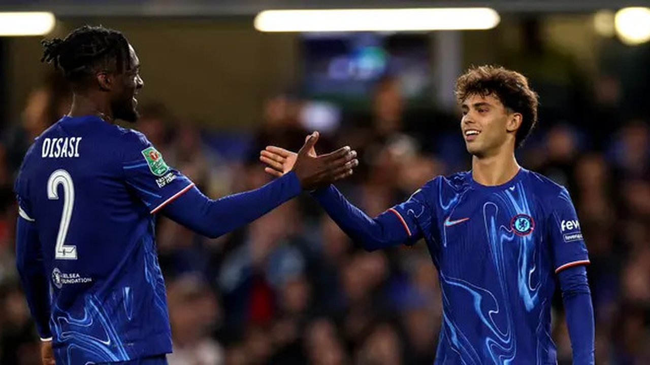 Joao Felix (kanan) bersalaman dengan Axel Disasi setelah mencetak gol ke gawang Barrow pada lanjutan Carabao Cup 2024/2025, Selasa (24/9/2024) malam waktu setempat atau Rabu (25/9/2024) dini