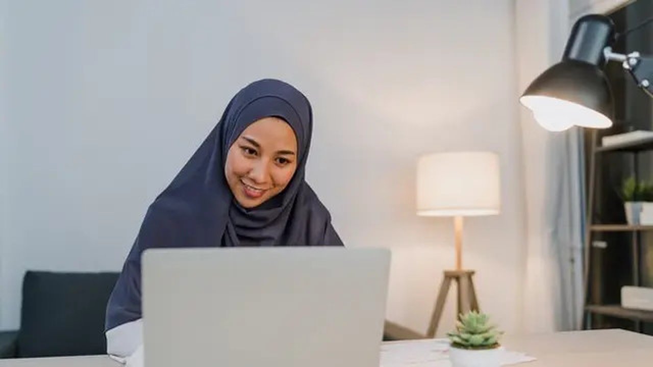 Ilustrasi Islami, muslimah, belajar hadis. (Photo created by tirachardz on www.freepik.com)