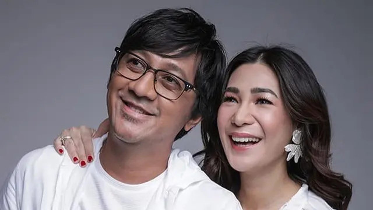 Berfoto menggunakan baju yang memiliki warna sama yaitu putih, membuat mereka berdua tampak sangat mesra dan cocok. (Liputan6.com/IG/@andreastaulany)