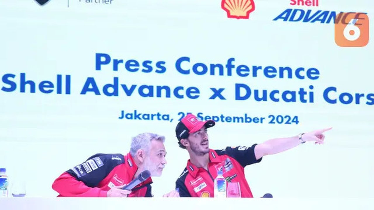 Francesco Bagnaia (kanan) dan Sporting Director Ducati Corse, Mauro Grassilli, hadir di Jakarta dalam acara konferensi pers Shell Advance, Rabu (25/9/2024) sore WIB. (Bola.com/Daffa Satrio)