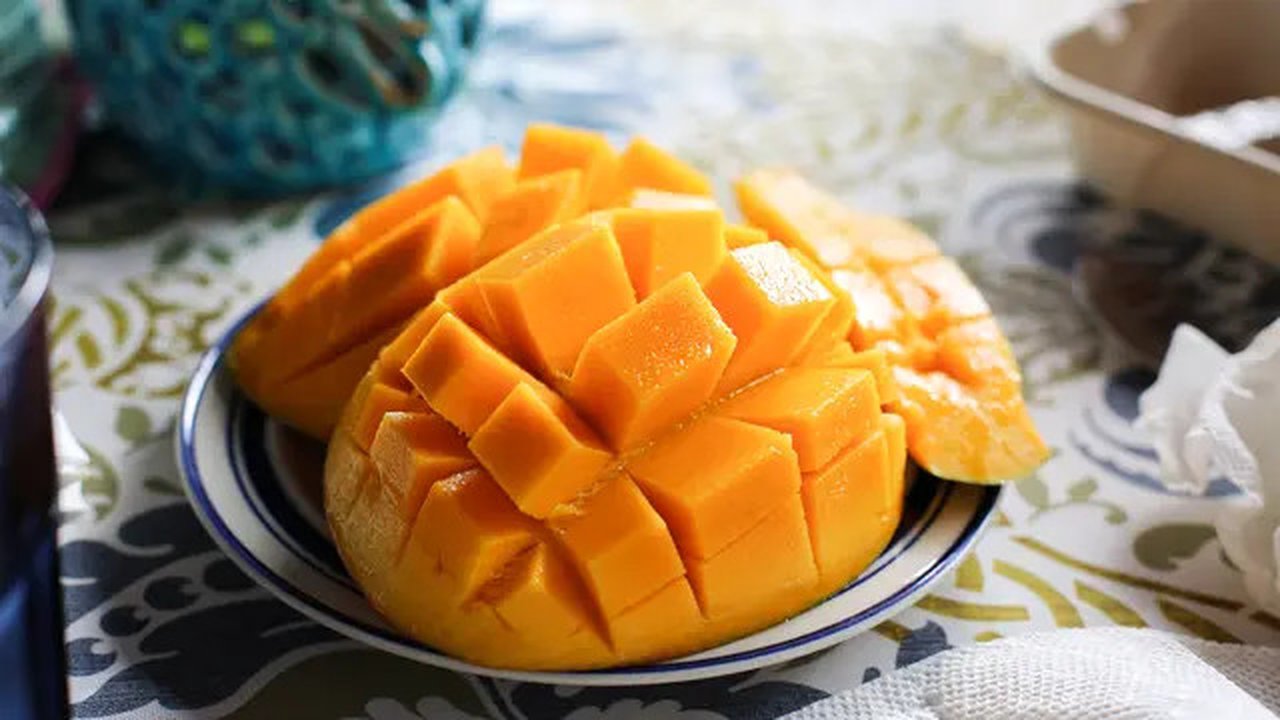 Terakhir kamu bisa buat salad dengan menggunakan buah mangga dan alpukat, berikut caranya. (Foto: Unsplash.com/esirae Hayes-Vitor)