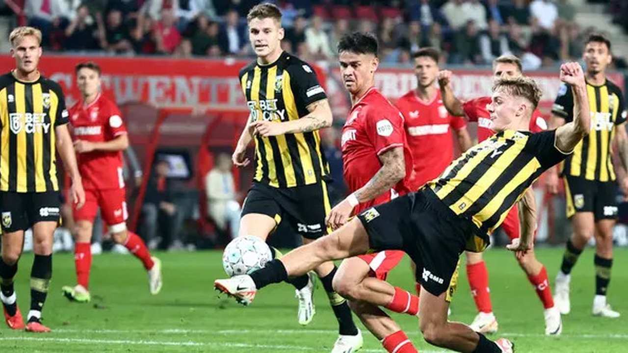 Pemain Twente, Mees Hilgers (tengah) berusaha mencetak gol ke gawang Vitesse dihalangi Gyan de Regt (kanan) pada laga lanjutan Liga Belanda 2023/2024 yang berlangsung di De Grolsch Veste Stad
