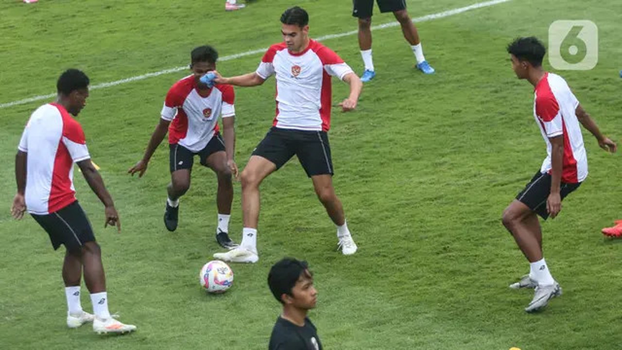 Pemain timnas Indonesia U-20 saat mengikuti sesi latihan di Lapangan A Kompleks Gelora Bung Karno, Jakarta, Selasa (24/9/2024). (Liputan6.com/Angga Yuniar)