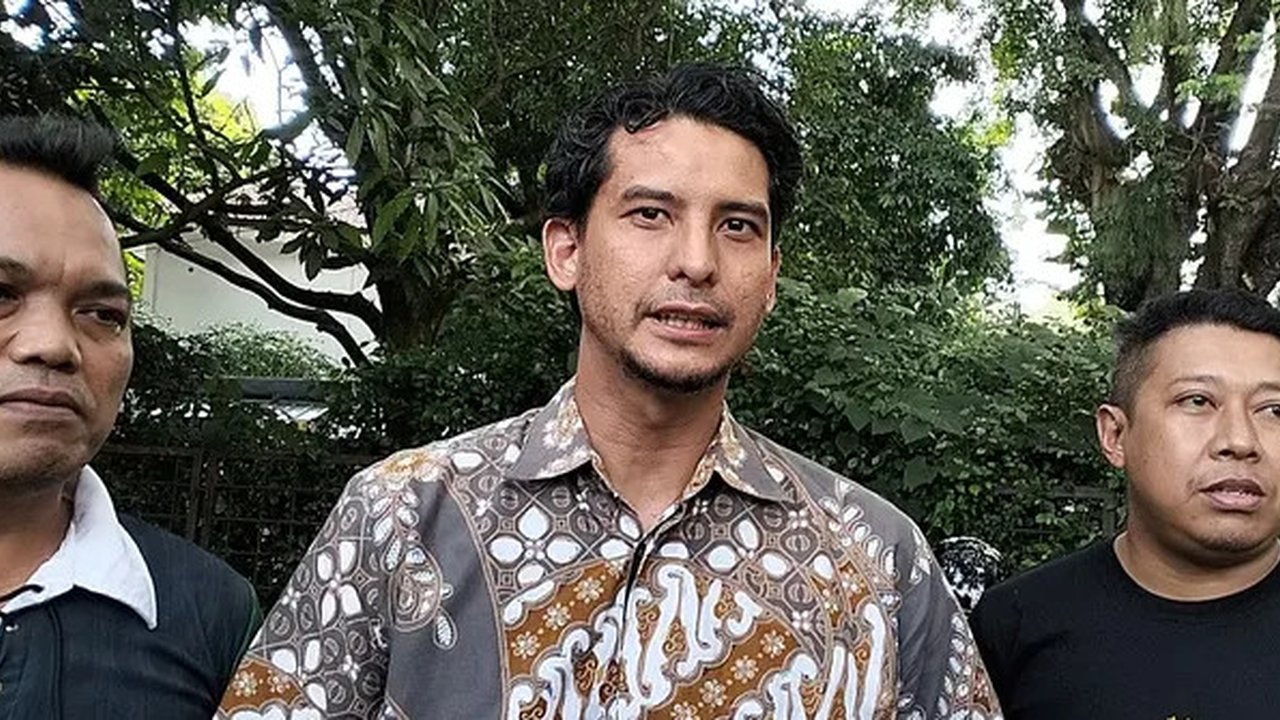 Ketua Viking Persib Club, Tobias Ginanjar didampingi pengurus Viking lainnya akan melakukan aksi menepi sejenak dalam laga kandang Persib di BRI Liga 1 2023/2024. (Bola.com/Erwin Snaz)